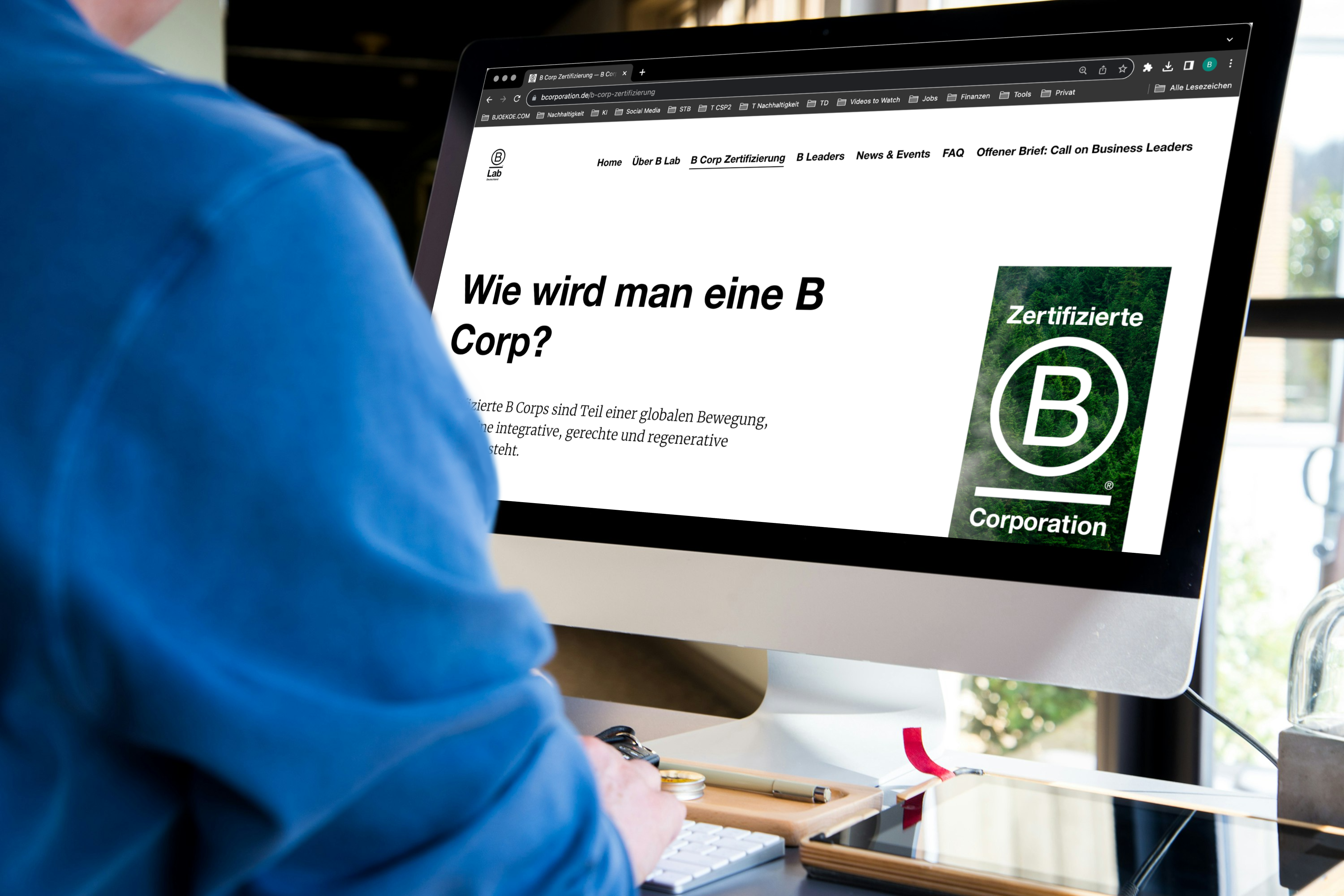 Computerbildschirm mit geöffneter Website von B Lab Deutschland und der Frage "Wie wird man eine B Corp?"